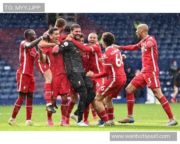 阿利松与戈麦斯意外相撞队医紧急救助后比赛得以继续进行 阿利松与戈麦斯意外相撞队医紧急救助后比赛得以继续进行